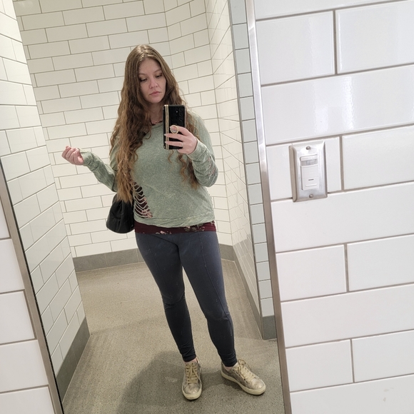 Meet your Posh Ambassador, April - Picture 5 of 6